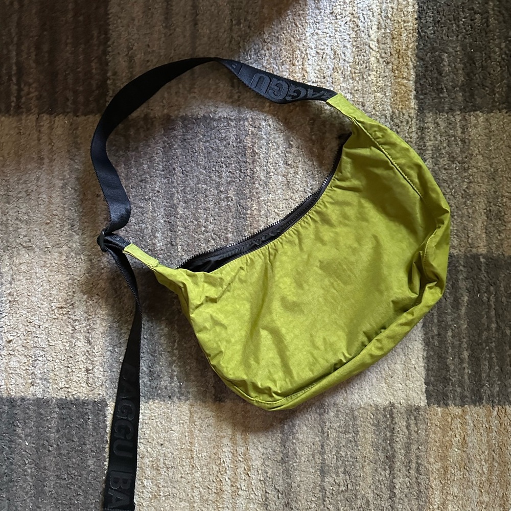 Baggu Medium Crescent Bag in Avocado